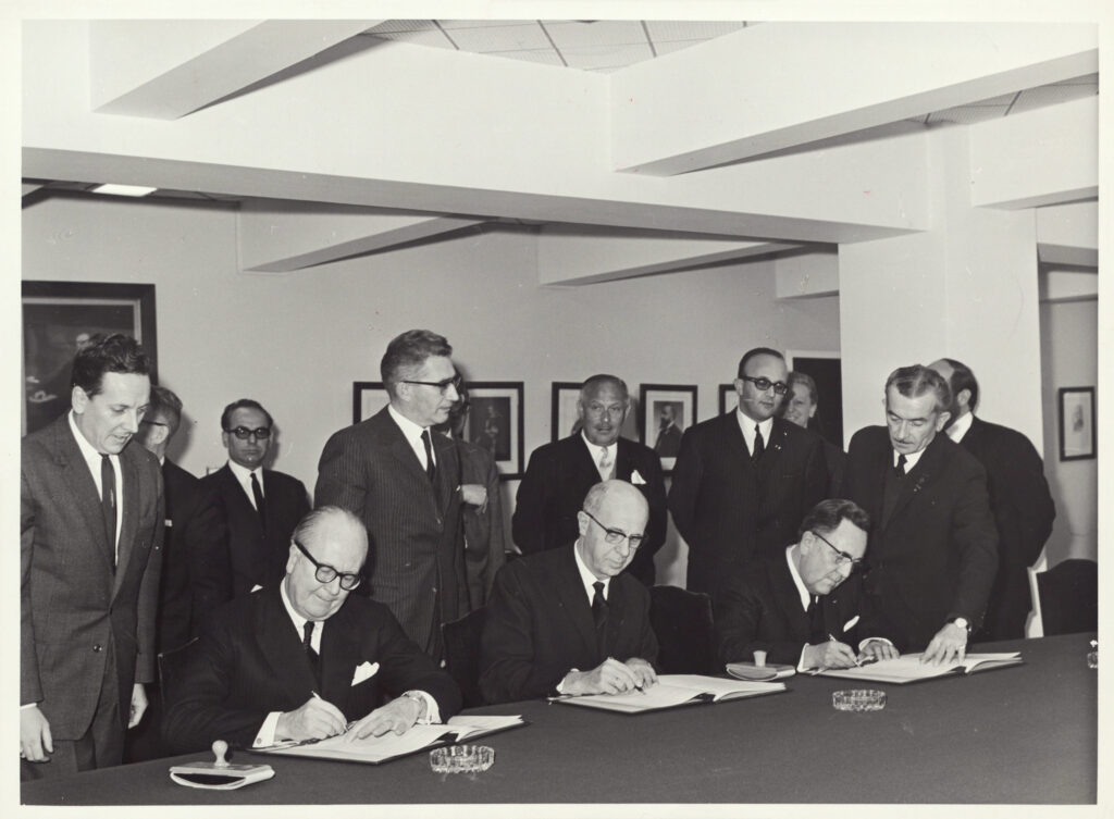 Historical black and white photo of the signing that extended the Fulbright-Hays Program in Belgium.