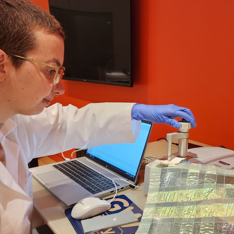 Laís Feltrin Sidou using lab equipment at National Archives