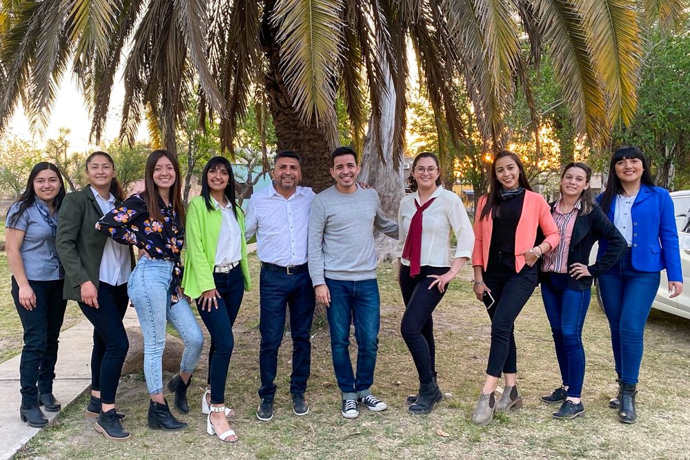 Juan Gonzanlez standing with group in front of palm tree