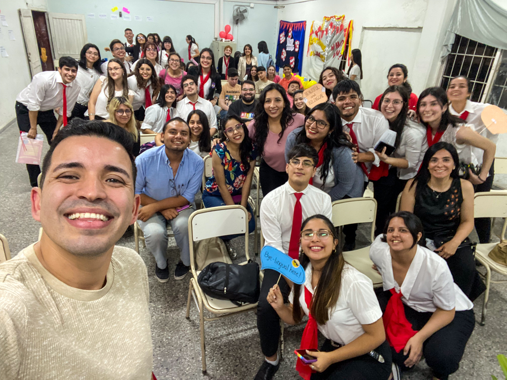 Juan Gonzalez with group of students sitting behind him